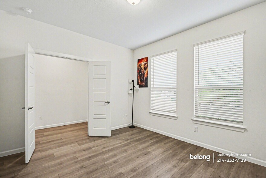 Building Photo - 5458 Ridgeway Dr