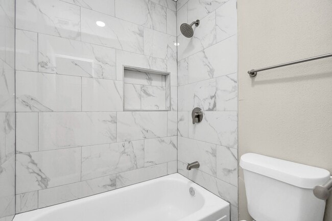 Building Photo - 14235 Bella Dr