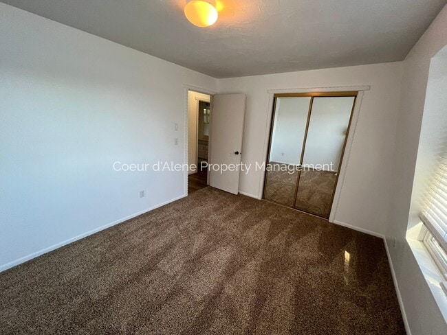Building Photo - 2+ bed, 2 bath house on the Spokane River!