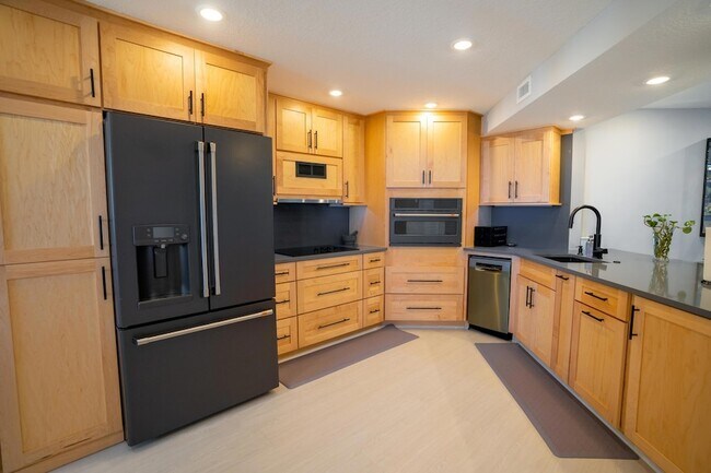 Building Photo - 9500 S Ocean Dr