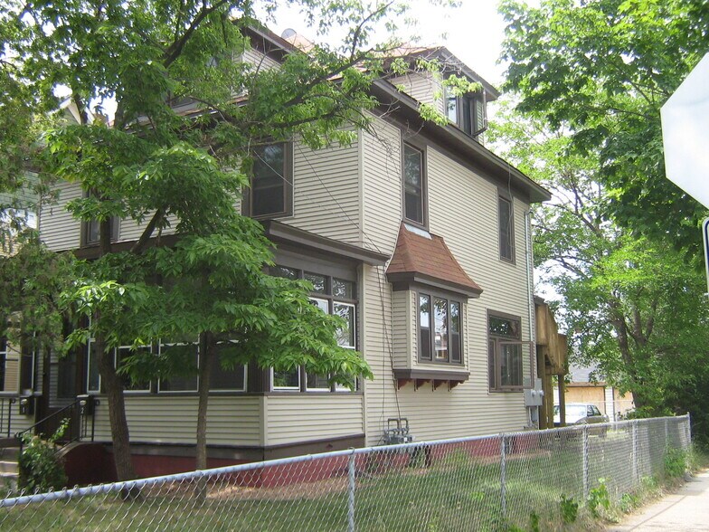 Building Photo - 3300 1st Ave S