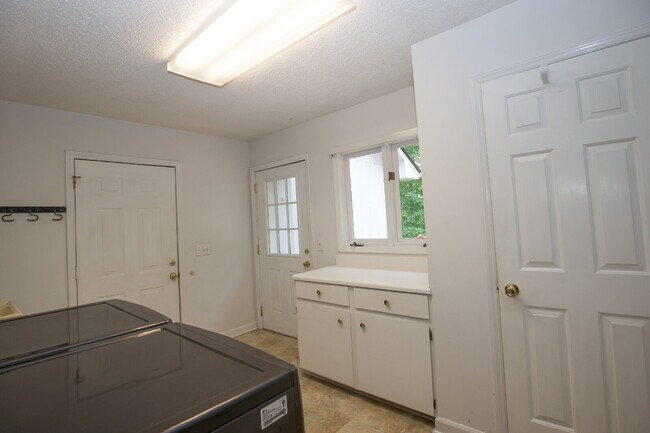 Building Photo - 806 Sumac Ln