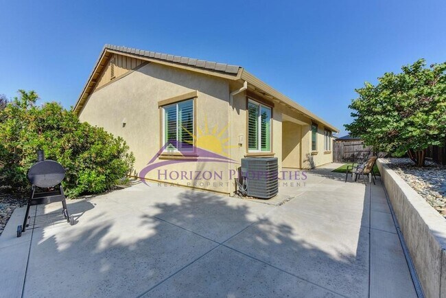 Building Photo - Beautiful 3 Bed 2.5 Bath 1,983sqft single family home with New LVP Flooring & 3-Car Garage in Ana...