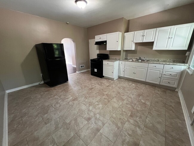 Building Photo - Pittsburgh - 3 Bedroom 1.5 Bathroom - For ...