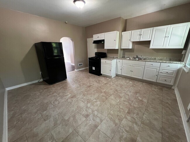 Building Photo - Rare 6 Bedroom Rental in Pittsburgh – Modern Updates & Room for Everyone!