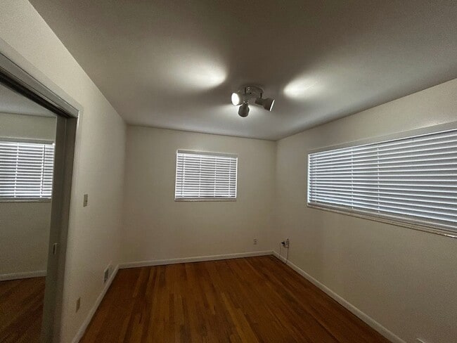 Building Photo - Newly Painted 2-Bedroom Apartment in SLC!