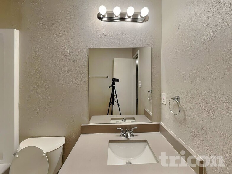 Building Photo - 5001 Oregon Ct