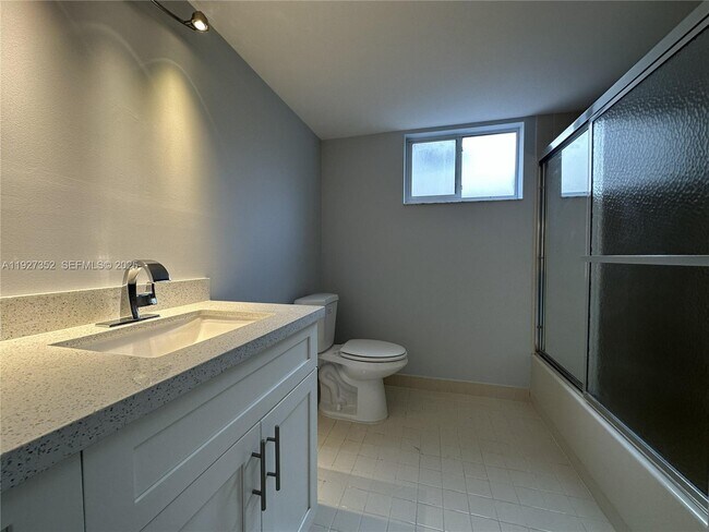 Building Photo - 601 Ives Dairy Rd