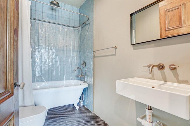 Building Photo - 808 Coronado St