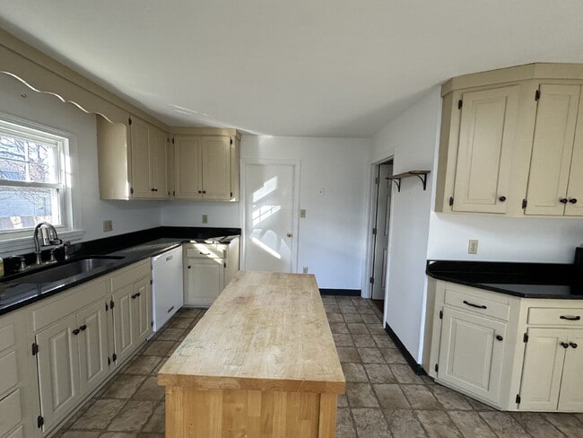 Building Photo - Charming 4-Bed / 1.5-Bath Home in Quiet Springvale Neighborhood