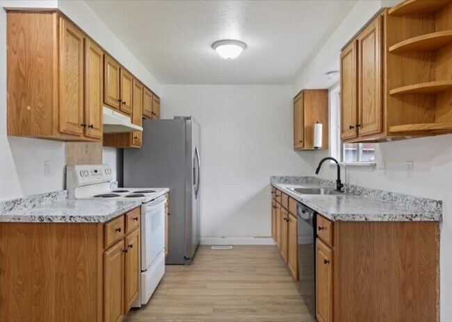 Building Photo - 1319 E Victory Rd