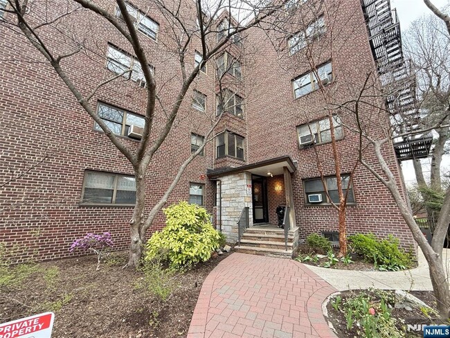 Building Photo - 401 Park Ave