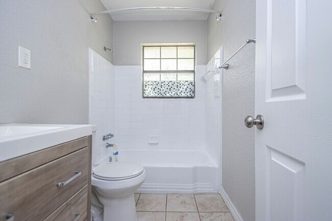 Building Photo - Charming 3-Bedroom Home with Large Fenced Backyard in Little Rock!
