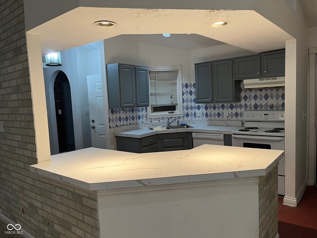 Building Photo - 2724 Granada Cir N