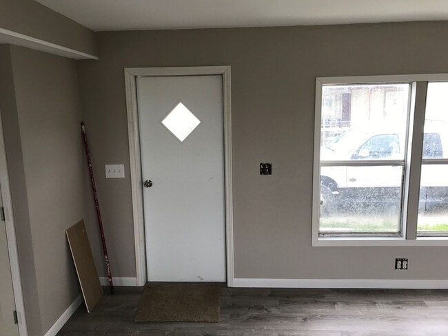 Building Photo - 2 Bedrooms with 2 Bathrooms Home on Large ...