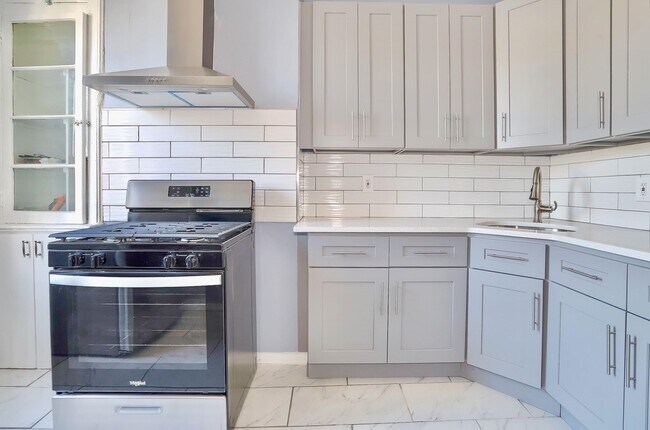 Building Photo - 118 Bowers St