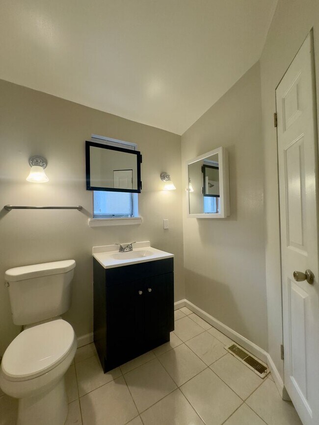 Building Photo - Charming 2 Bedroom/2 Bathroom Townhome in Barre Circle, MD!