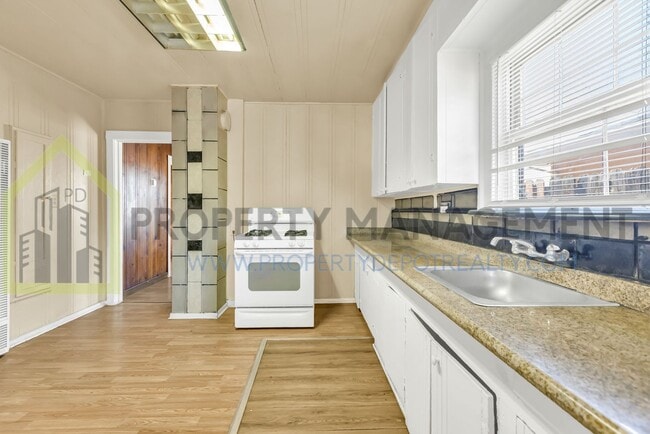 Building Photo - Looking for a charming 2-bedroom, 1-bath s...