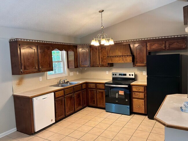 Building Photo - Available Now!! Three Bedroom Two Full Bath Home!