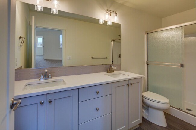 Building Photo - End unit Pahlish Townhome!