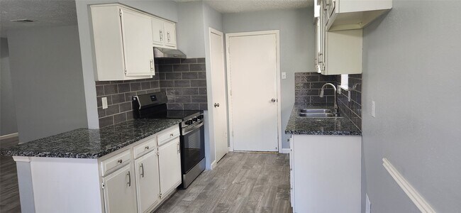 Building Photo - 10115 Enchanted Stone Dr