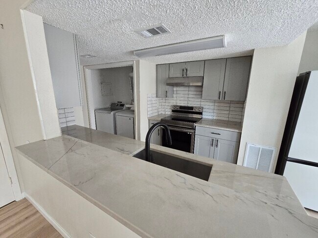 Building Photo - 5640 Birchmont Dr