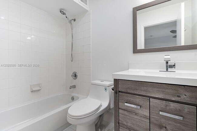 Building Photo - 2098 Madeira Dr