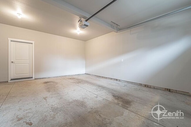 Building Photo - 14422 NE 22nd Ave