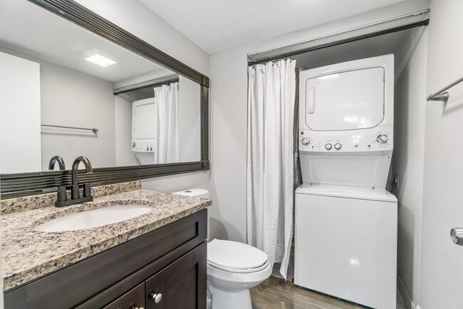 Building Photo - 1015 10th Ct