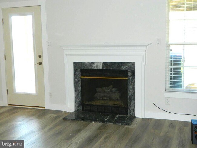 Building Photo - 82 Pebble Ln