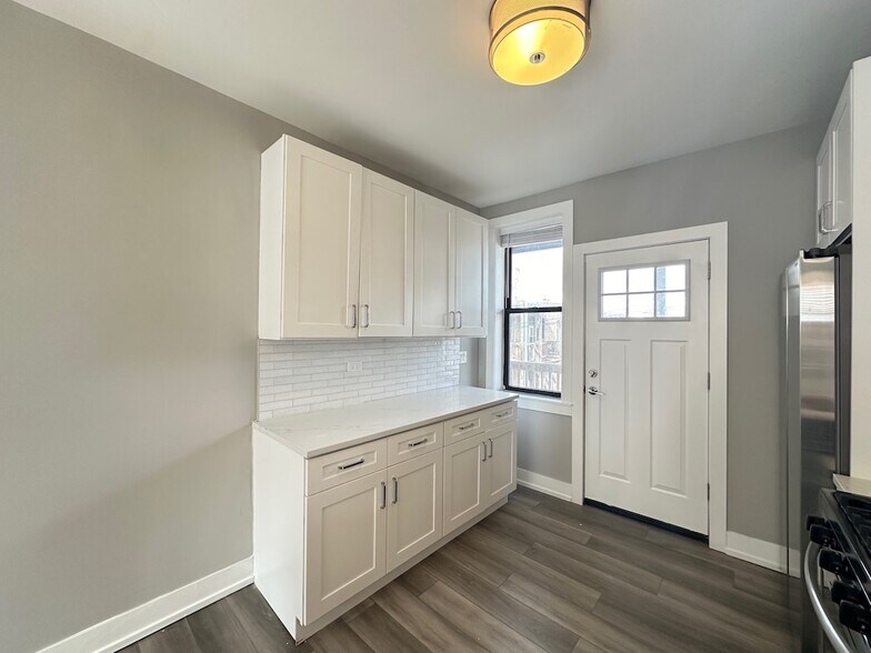 Building Photo - 3853 N Janssen Ave