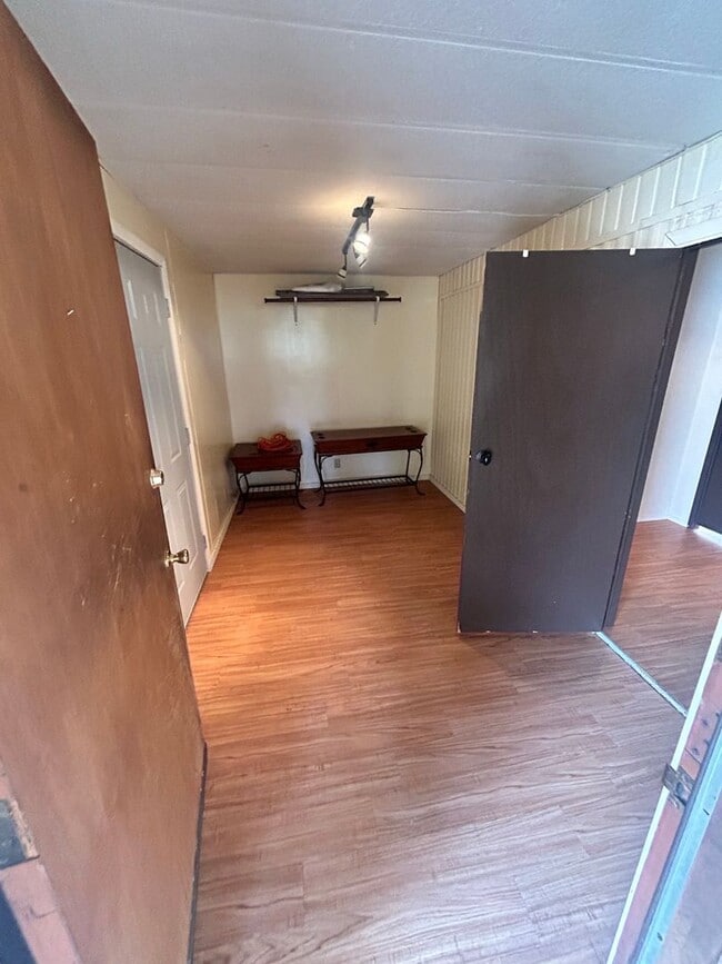 Building Photo - Adorable 2 Bedroom House for Rent in Maple...