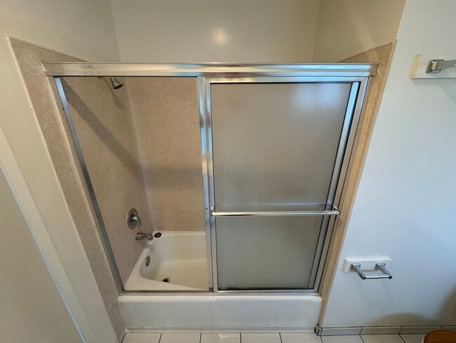 Building Photo - 1073R