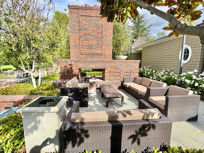 Building Photo - 5 Bed/3.5 Bath Home with Garage / Vouchers Accepted / Available Now!