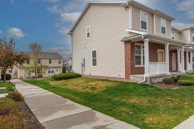Building Photo - Stunning Townhouse for Rent