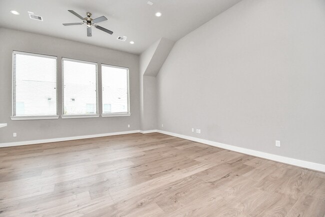 Building Photo - 1105 Olivier Ln