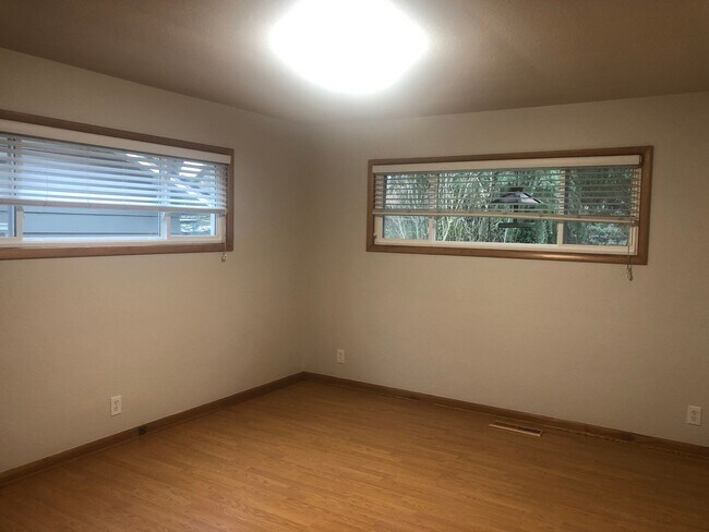 Building Photo - Stylish 4 bedroom 1.5 bath in SE Salem
