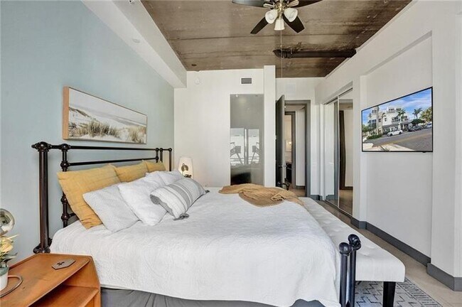 Building Photo - 110 SE 2nd St