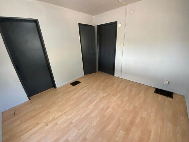 Building Photo - 17 Fairweight-