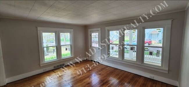 Building Photo - Large 2-story 4 Bed 1.5 Bath Home in Leave...