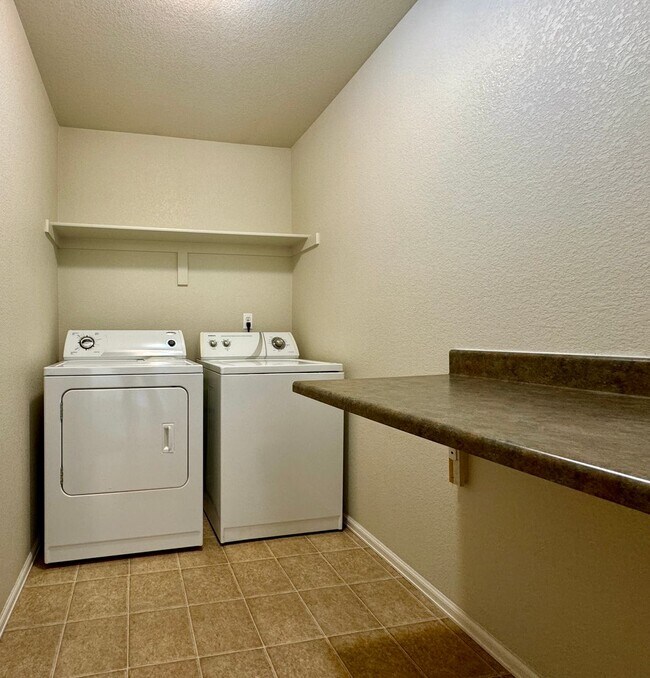 Building Photo - 3 Bedroom Home With Plenty of Space! Avail...