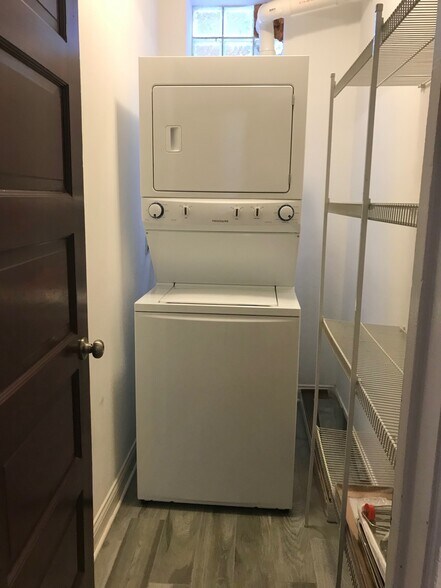 In-Unit Washer/Dryer - 2727 N Hamlin Ave