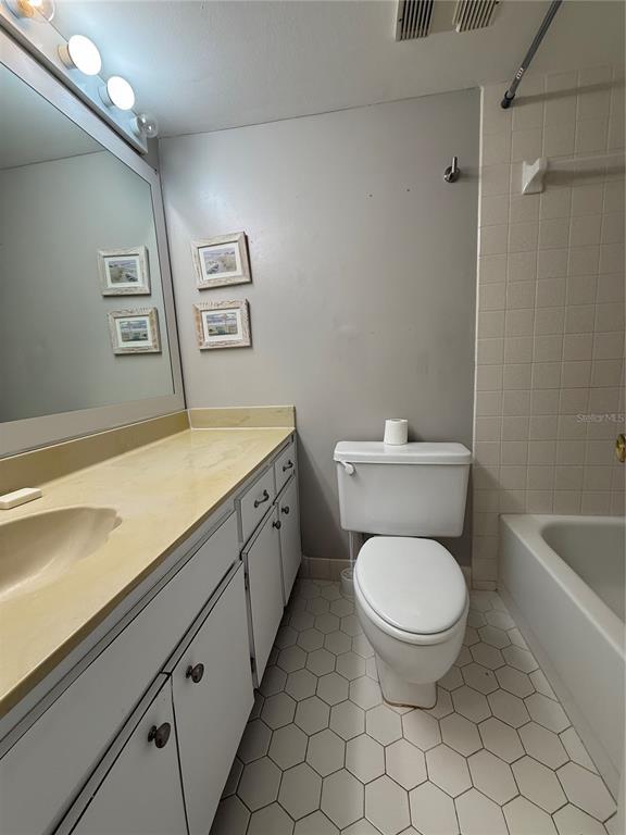 Building Photo - 2700 Cove Cay Dr