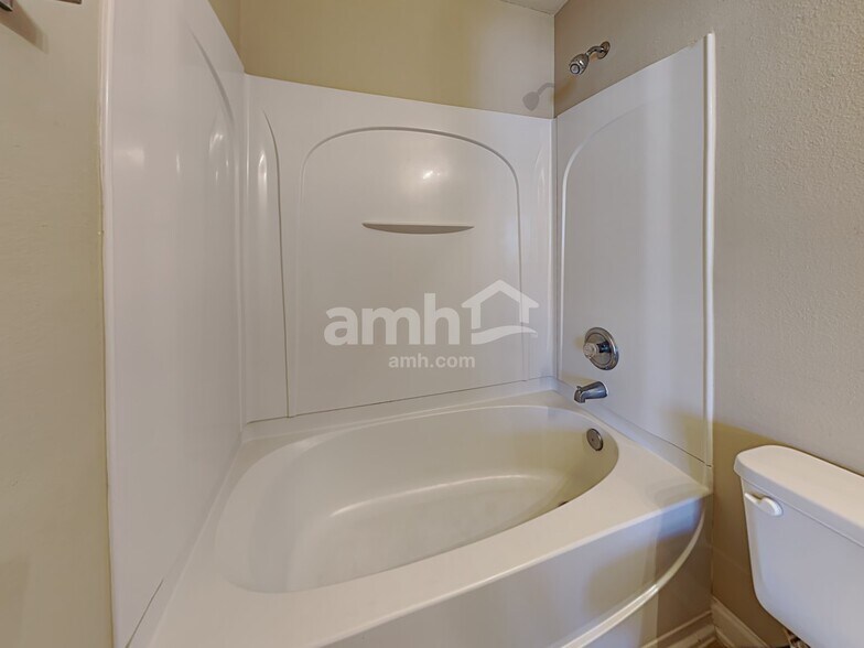 Building Photo - 2528 Ingleside Dr
