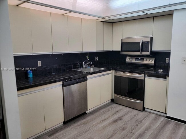 Building Photo - 2500 Parkview Dr