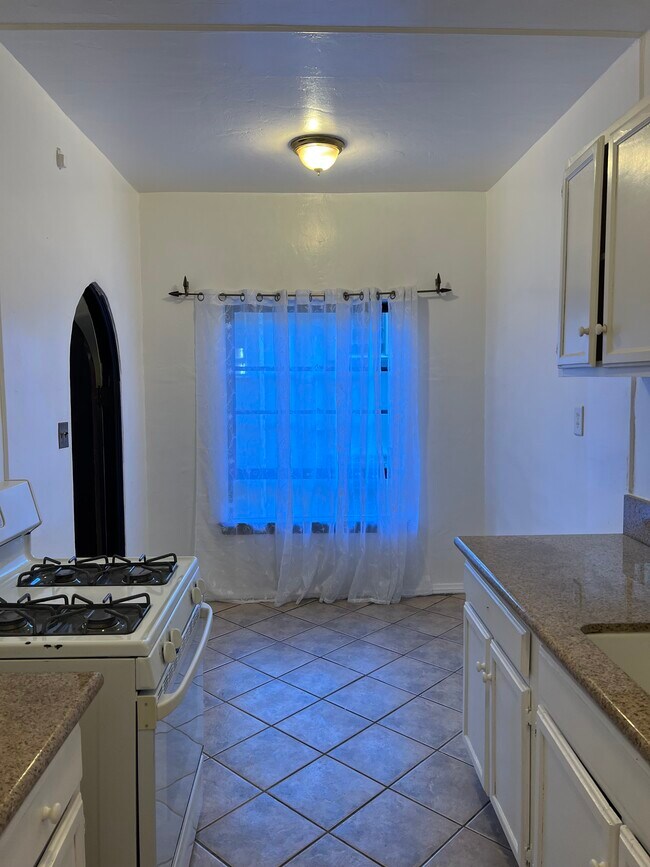 Building Photo - 2041 N Vermont Ave