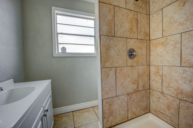 Building Photo - Freshly Updated House