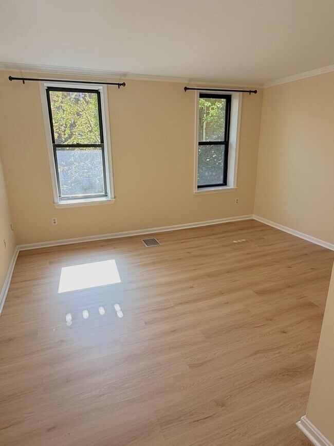 Building Photo - 2 Level, 2 Bedroom Hidden Gem in Dupont!