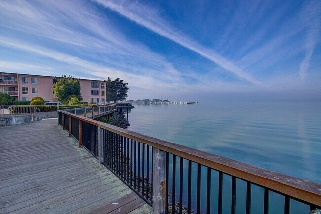 Building Photo - Studio Condo Available!