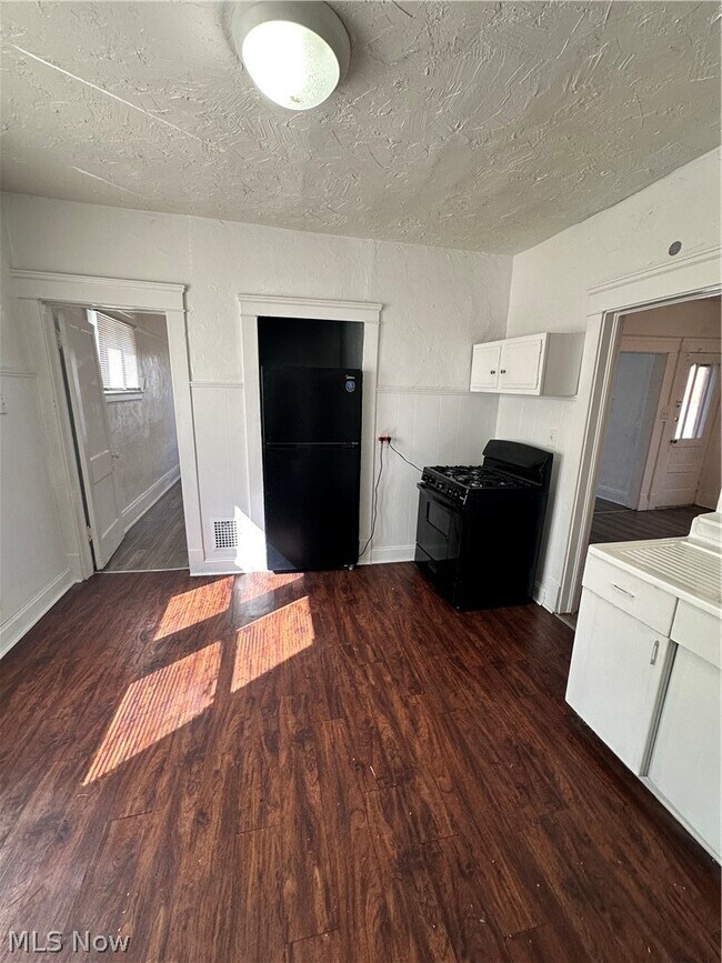 Building Photo - 837 Wayside Rd